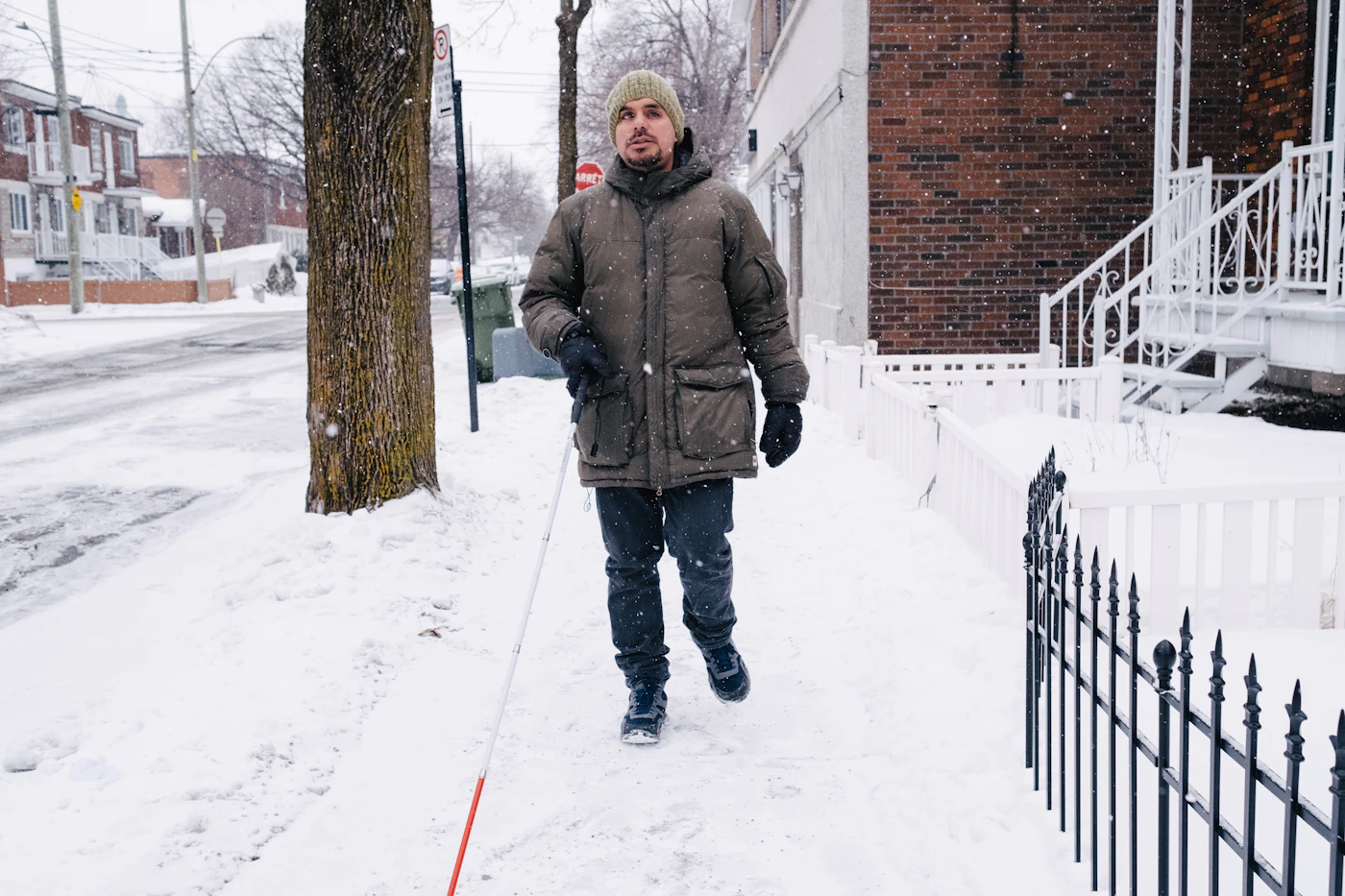 Des employés à Toronto jettent du sel sur les bancs de neige pour