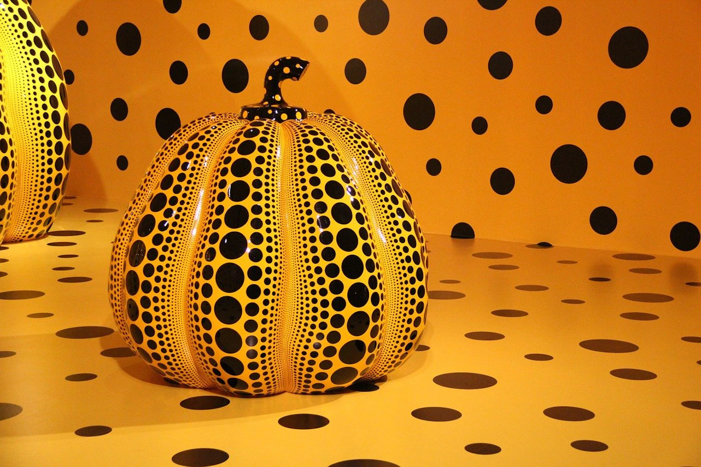 Les célèbres pois de Yayoi Kusama sont présents dans tous les